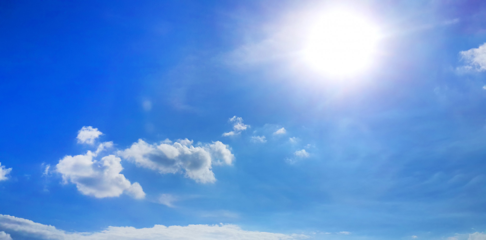 晴れわたる青空と雲