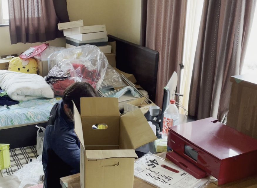 和室で丁寧に進める遺品整理の作業