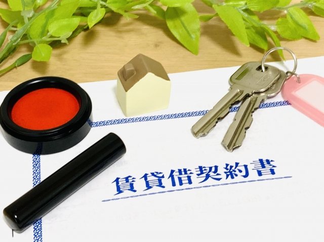 賃貸借契約書と特約条文のイメージ